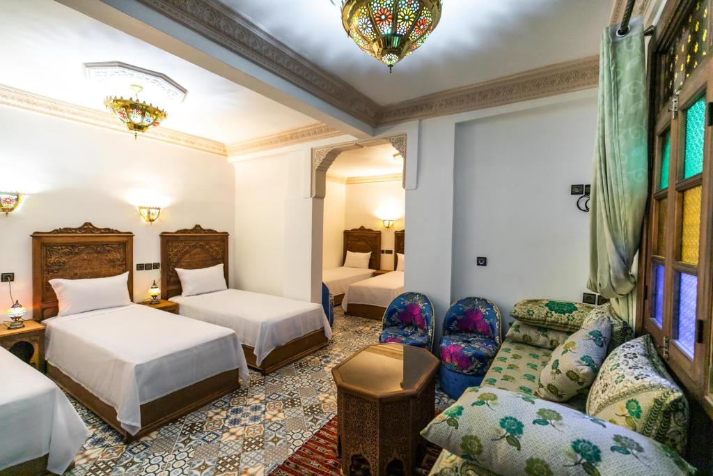 سرير أو أسرّة في غرفة في Dar Layali Fez