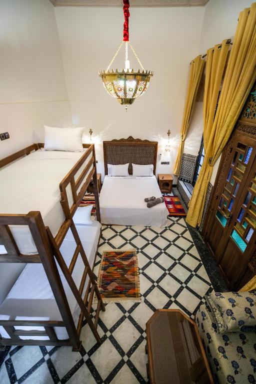 سرير أو أسرّة في غرفة في Dar Layali Fez