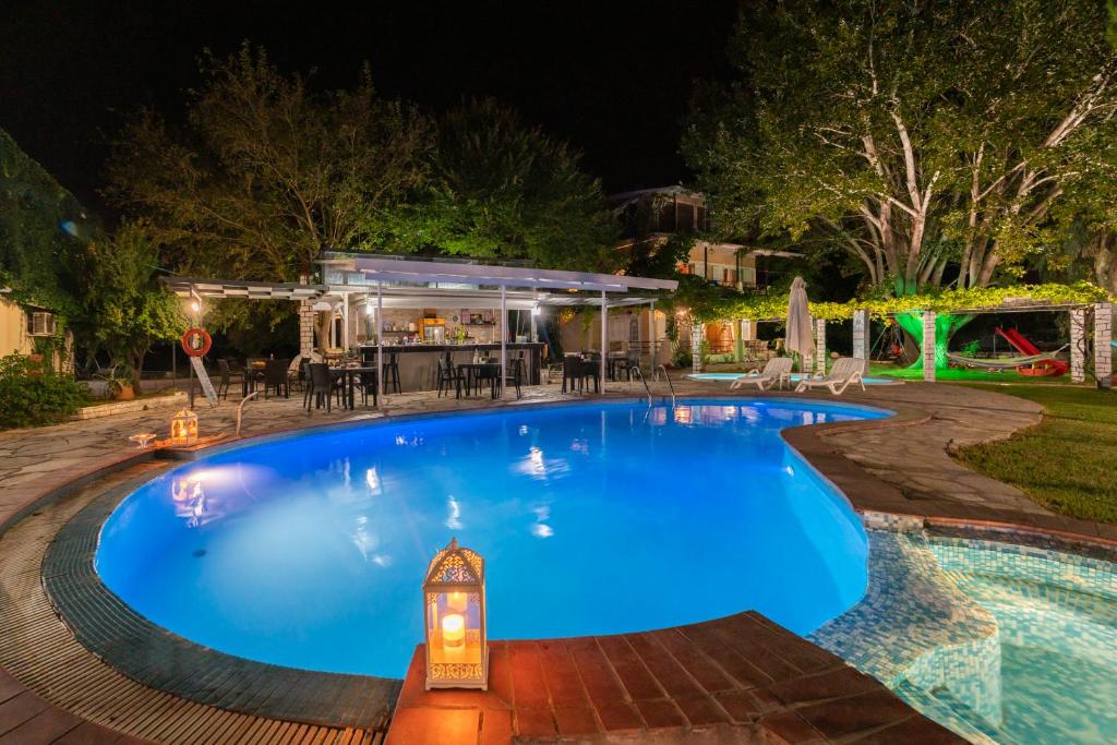Bazén v ubytování Flisvos Seaside Apartments nebo v jeho okolí