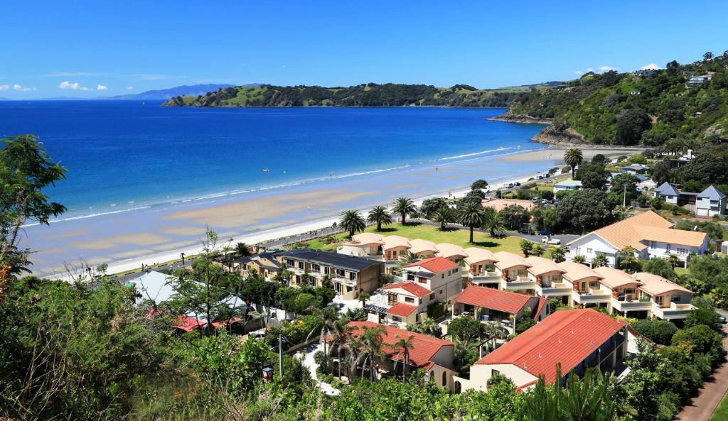 uma vista para uma praia com casas e o oceano em Onetangi Beach Apartments em Onetangi