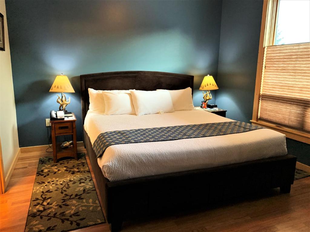 Postel nebo postele na pokoji v ubytování Twisp River Suites