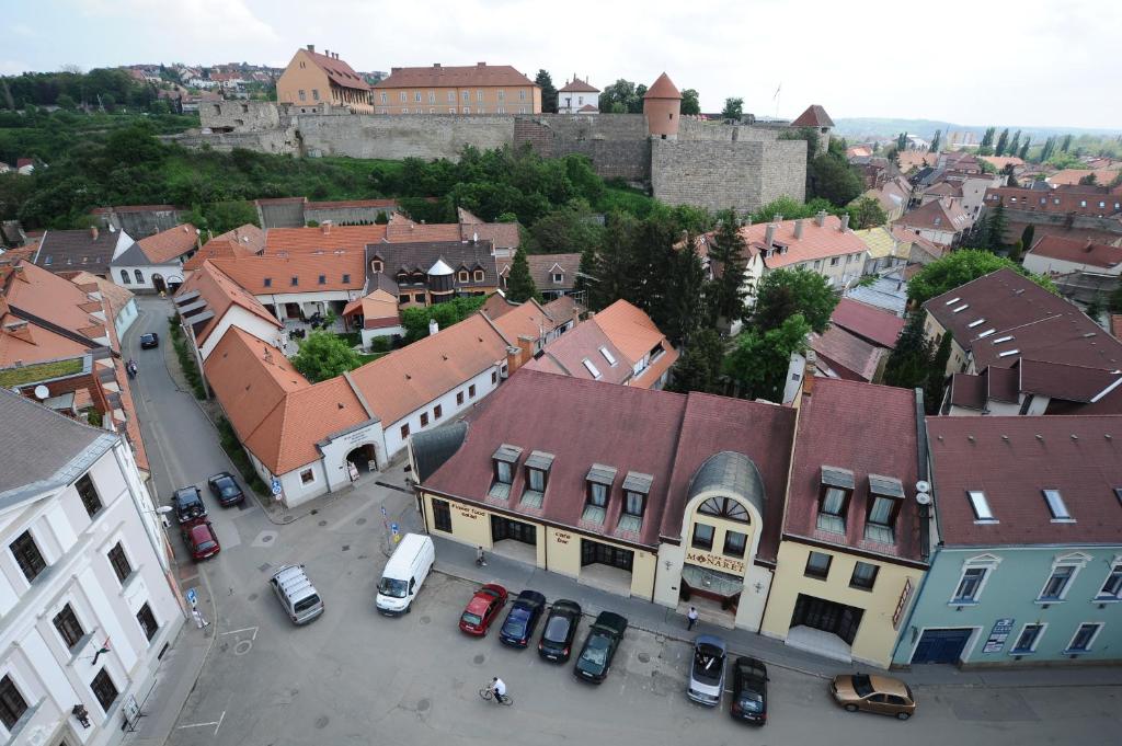 an aerial view of a town with a castle at Hotel Minaret&Étterem in Eger