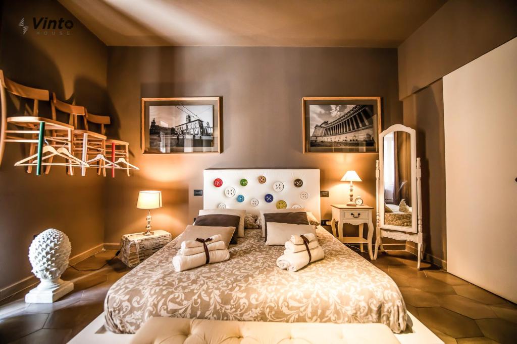 a bedroom with a large bed in a room at Vinto House Salerno Downtown in Salerno