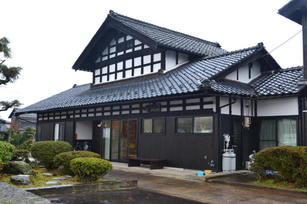 福井市にある福井ふるさと茶屋 杵と臼の白黒屋根の家