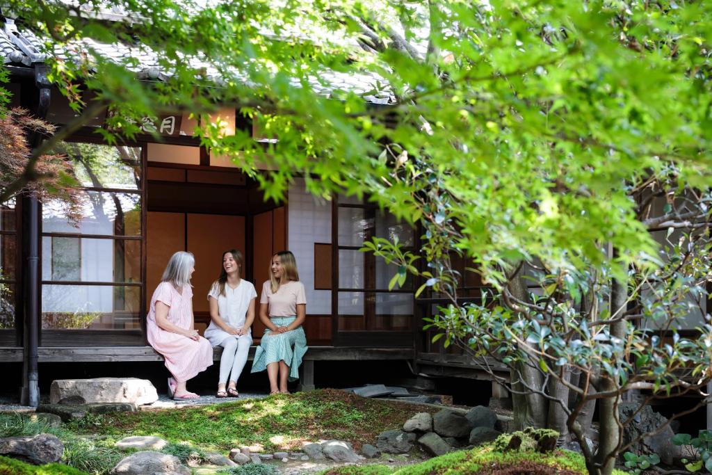 入住宿坊 観音院 Temple Hotel Kannonin的旅客