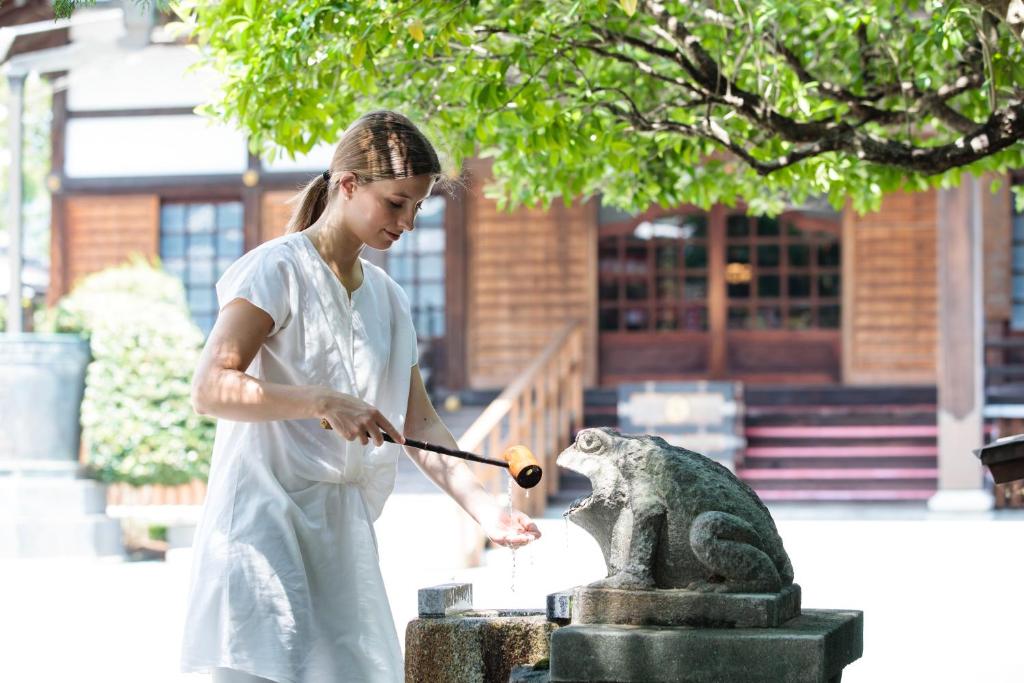 入住宿坊 観音院 Temple Hotel Kannonin的旅客