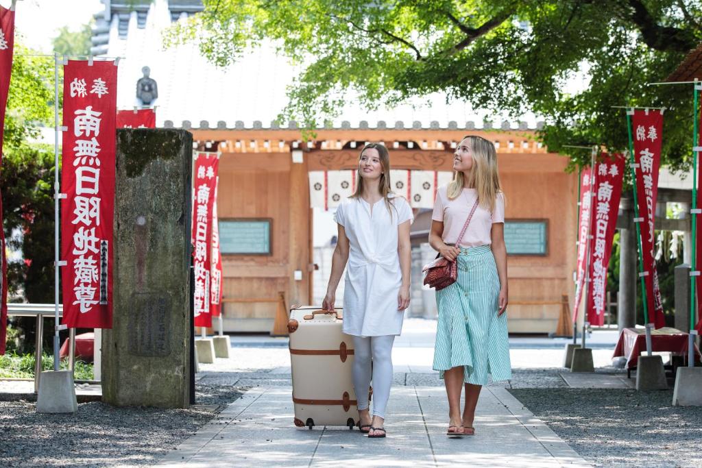 入住宿坊 観音院 Temple Hotel Kannonin的旅客