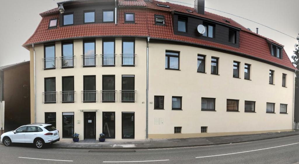 een witte auto geparkeerd voor een gebouw bij Gästehaus Residenz Aurora in Friedrichsthal