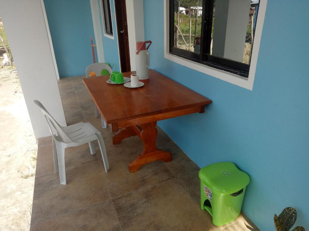 - une table et une chaise en bois dans l'établissement Jeno Tourist Inn, à San Vicente