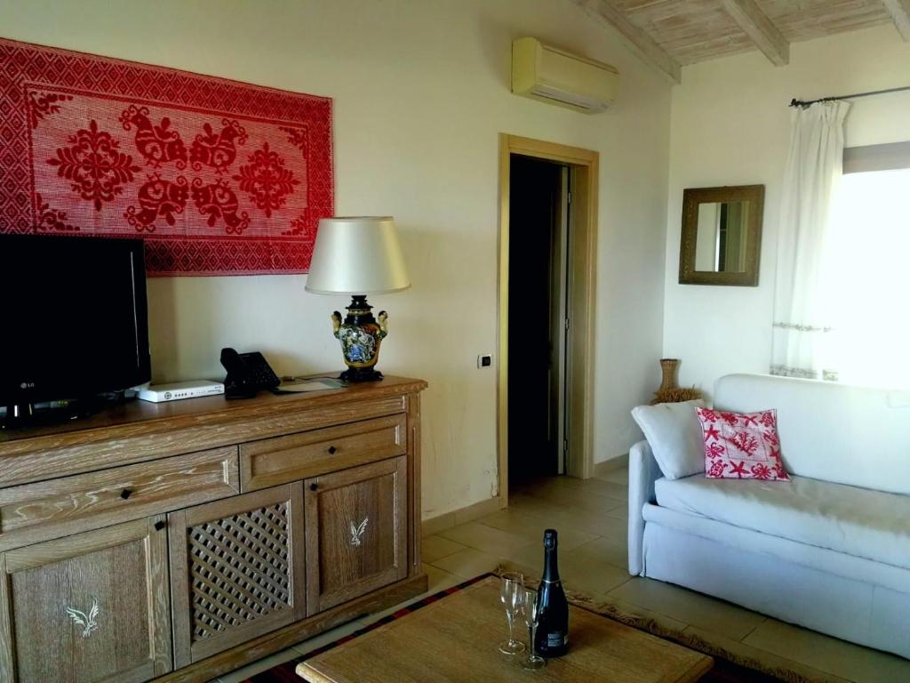 Telewizja i/lub zestaw kina domowego w obiekcie Punta Falcone Resort