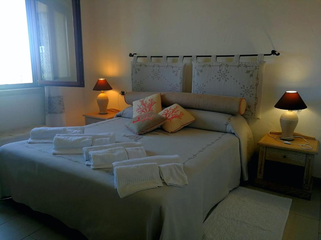 Łóżko lub łóżka w pokoju w obiekcie Punta Falcone Resort