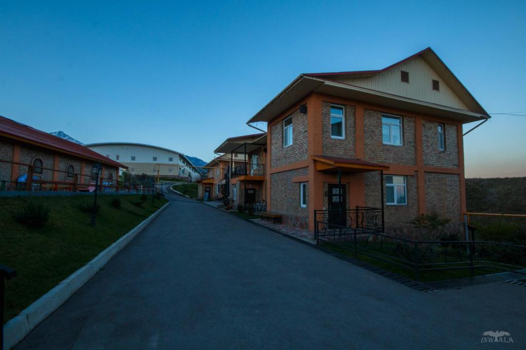 chamberlain country club hostel almati guncel 2021 fiyatlari