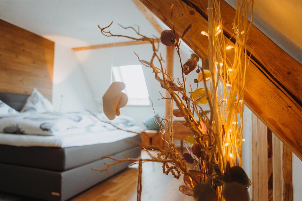 um quarto com uma cama e um vaso com uma planta em "REH"-sidenz Moselschleife em Leiwen