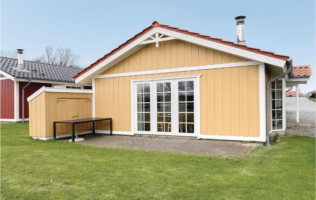 une maison avec un garage et une table dans la cour dans l'établissement Marina Fiskens Feriepark, à Gråsten