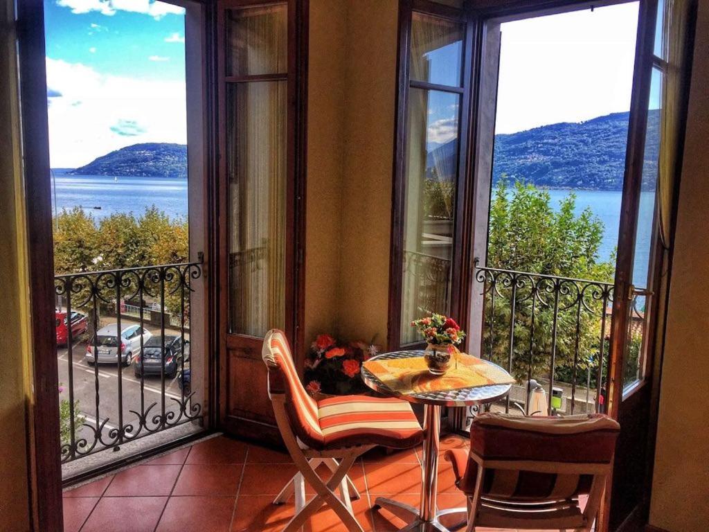 balkon ze stołem i widokiem na wodę w obiekcie Incanto Sublime w mieście Verbania