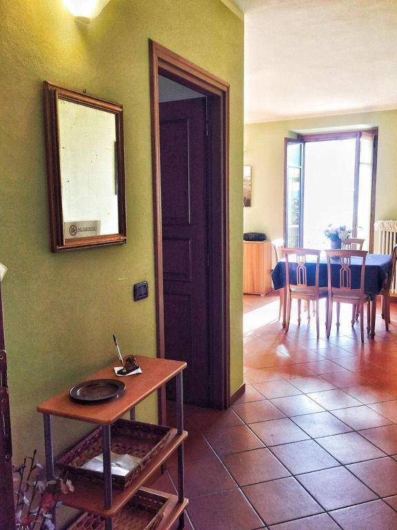 salon ze stołem i jadalnią w obiekcie Incanto Sublime w mieście Verbania