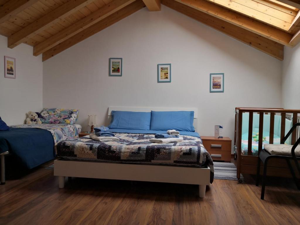 una camera con letto e pavimento in legno di Il Planetario a Verbania