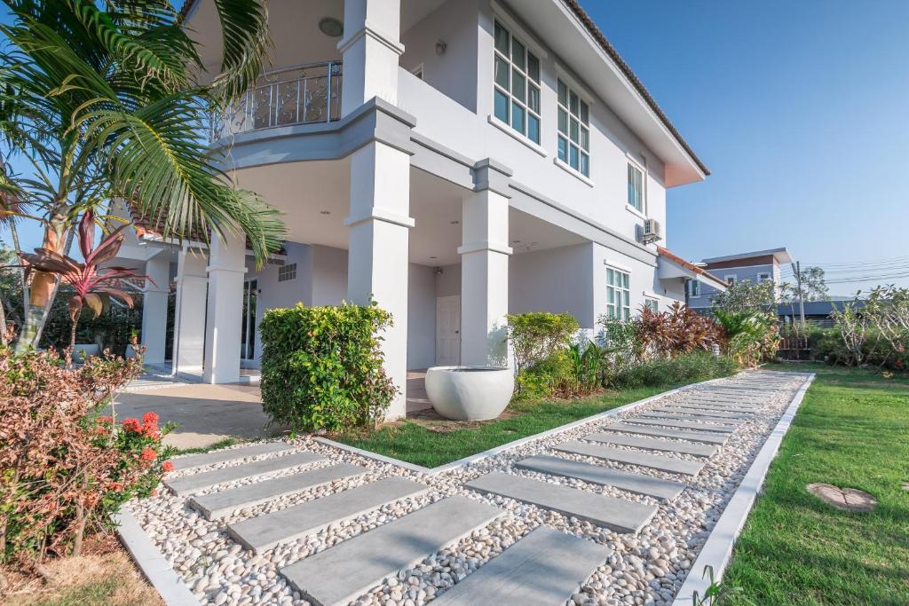 Giardino di Baan Kiang Lay Phu View Hua Hin Private Pool Villa บ้านเคียงเลภูวิว ไพร์เวท พูลวิลล่า กลางเมือง ใกล้หาดหัวหิน