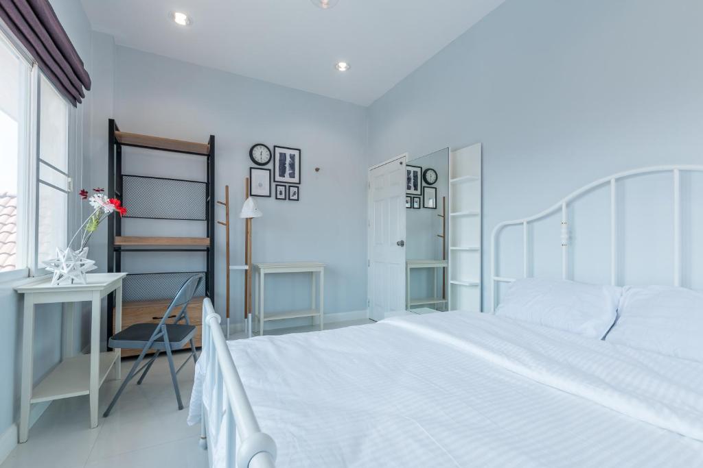 Letto o letti in una camera di Baan Kiang Lay Phu View Hua Hin Private Pool Villa บ้านเคียงเลภูวิว ไพร์เวท พูลวิลล่า กลางเมือง ใกล้หาดหัวหิน