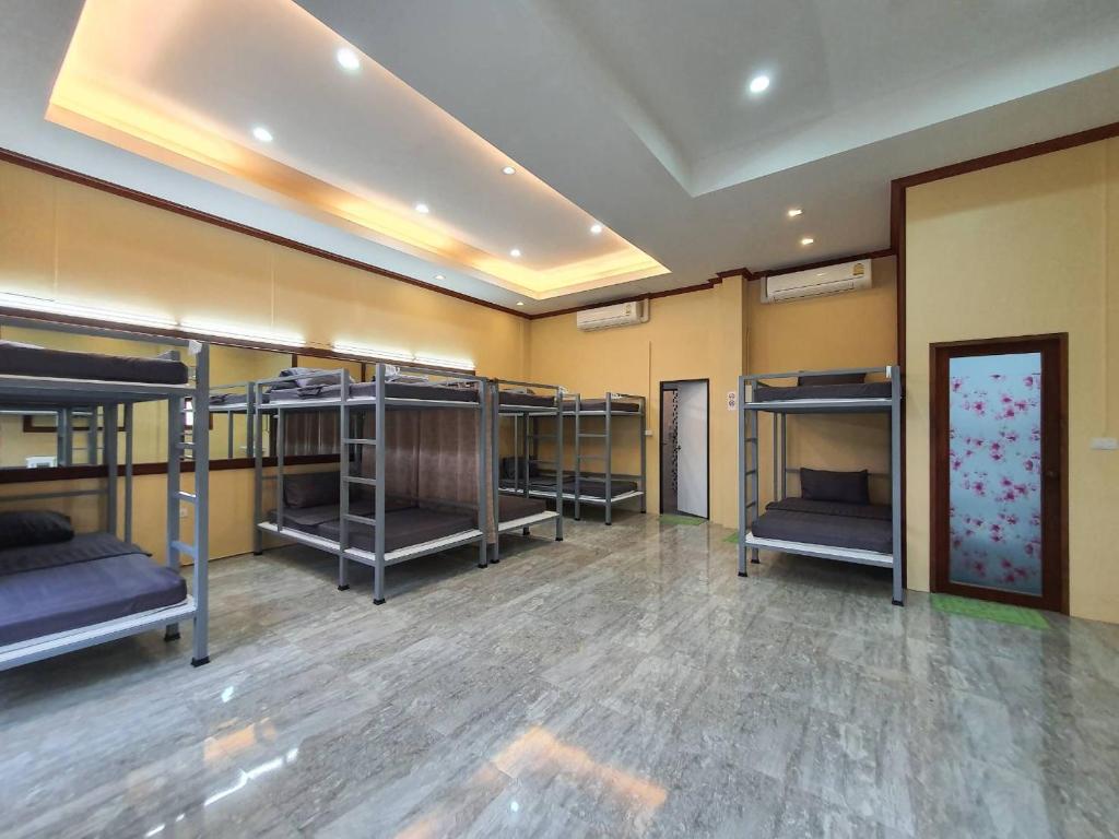 Postel nebo postele na pokoji v ubytování We Hostel Khaolak