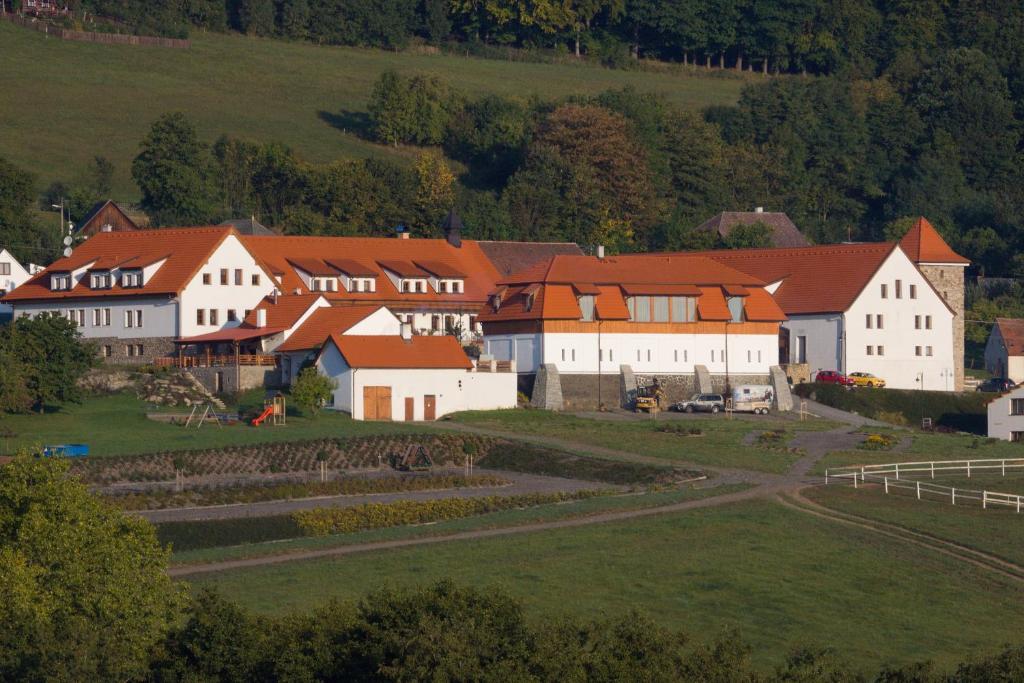 un gruppo di edifici bianchi su un campo verde di Hotelový a jezdecký areál Dvůr Krutěnice a Krutěnice