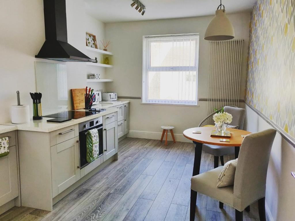 a kitchen with a table and a table and a dining room at New 1 Bed First Floor Flat in Central Fareham in Fareham