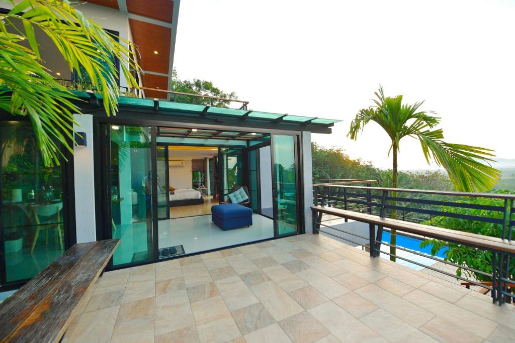 Balkón nebo terasa v ubytování Ao Luek Panoramic Pool-SHA Plus