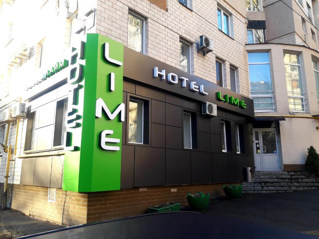 un panneau d'hôtel sur le côté d'un bâtiment dans l'établissement Hotel Lime, à Kiev