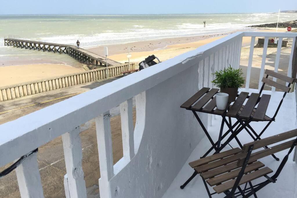 Un balcon sau o terasă la Appartement front mer proche omaha & utah beach - 1
