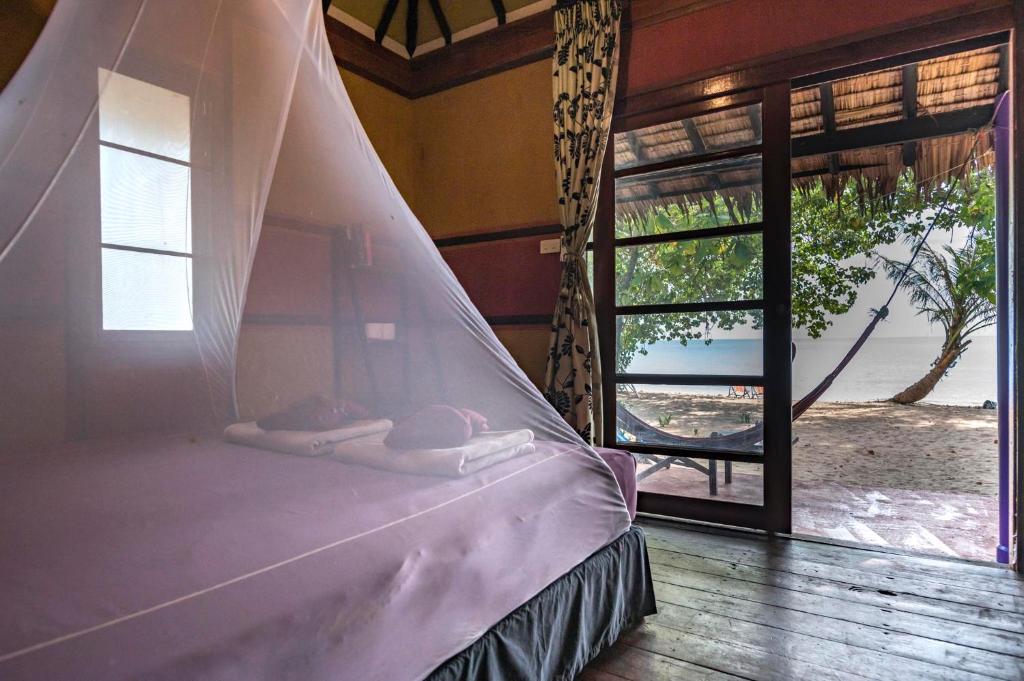 Postel nebo postele na pokoji v ubytování Monkey Island Resort Koh Mak