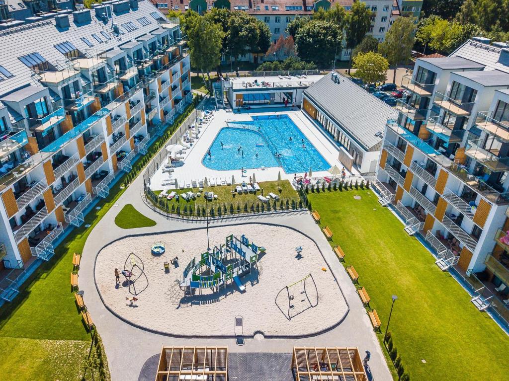 an overhead view of a swimming pool in a city at Feniks Apartament in Kołobrzeg