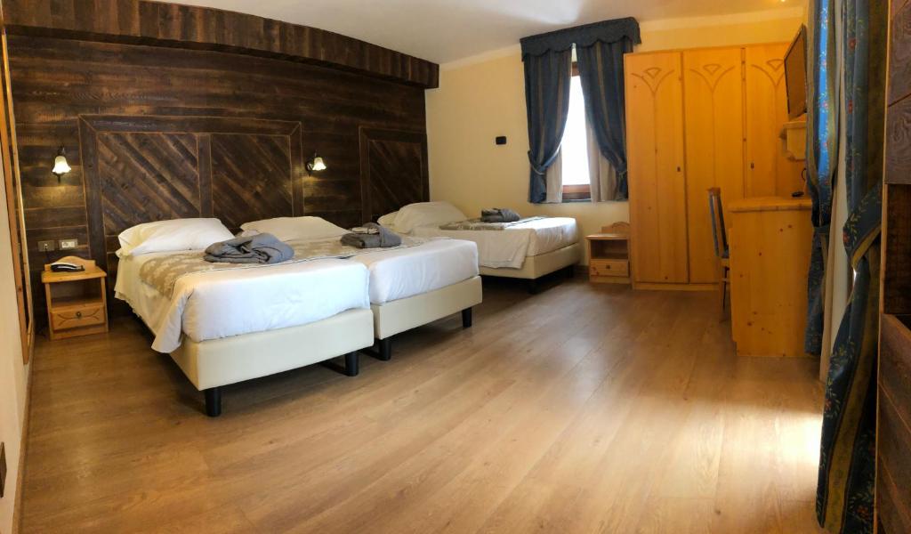Łóżko lub łóżka w pokoju w obiekcie Hotel Edelweiss 3 Stelle SUPERIOR