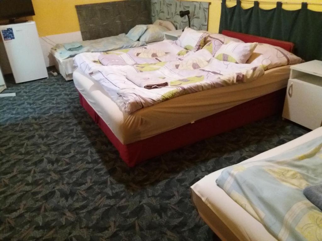 Postel nebo postele na pokoji v ubytování Lillafüred Kapuja Hotel