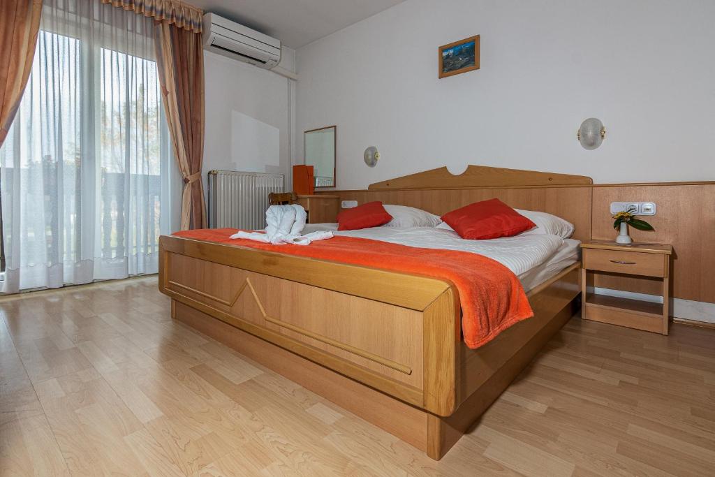 Postel nebo postele na pokoji v ubytování Gostisce Golob