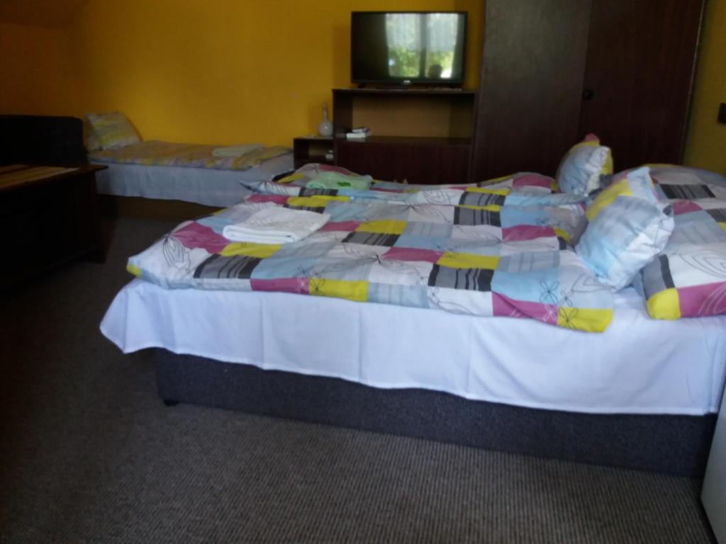 Postel nebo postele na pokoji v ubytování Lillafüred Kapuja Hotel
