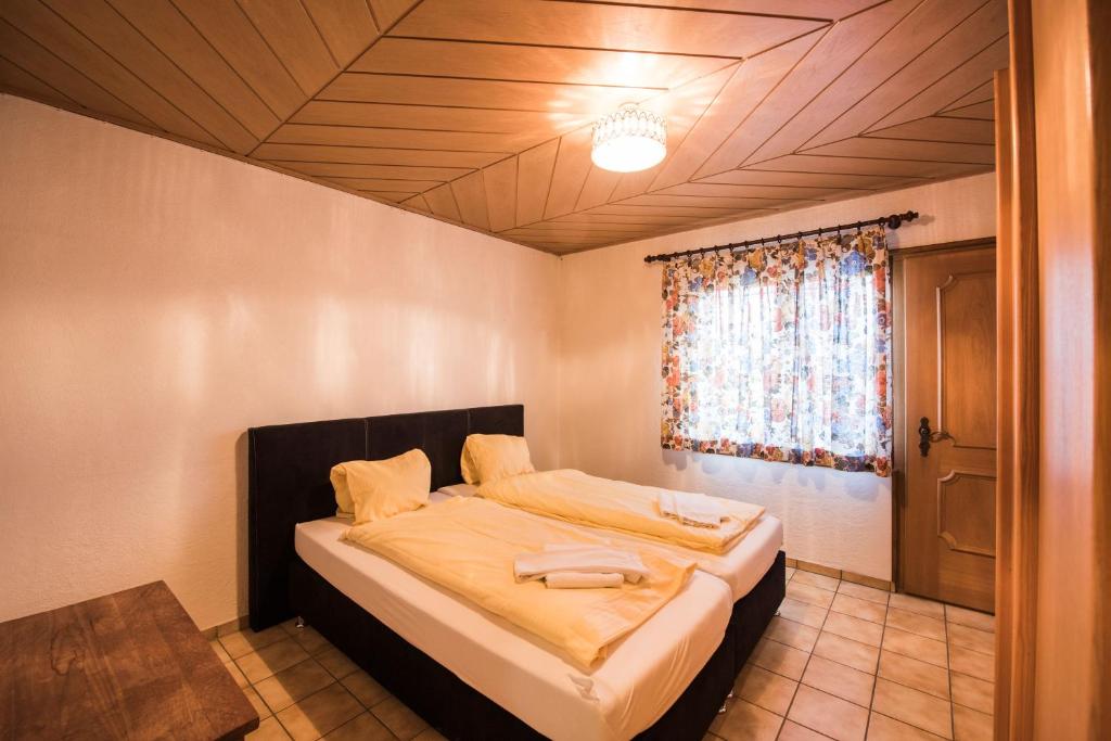 Llit o llits en una habitació de Chalet Fernblick