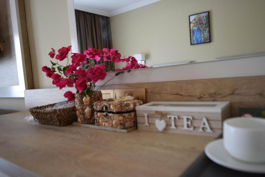 Příslušenství pro přípravu čaje a kávy v ubytování Golden Palms Guest House & Cafe