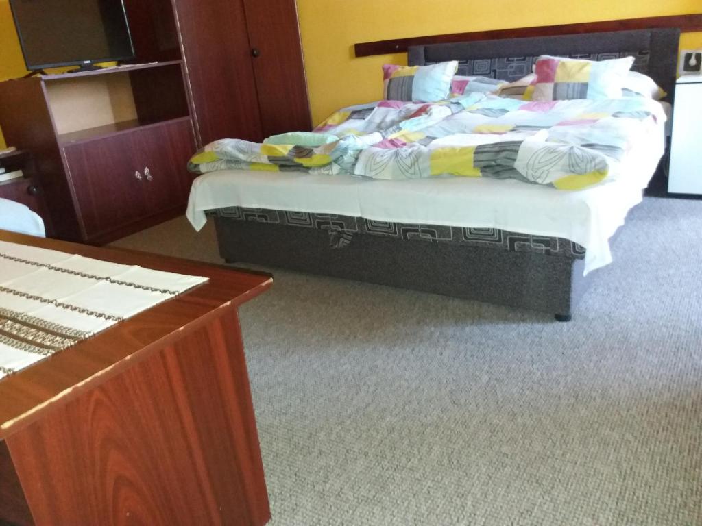 Postel nebo postele na pokoji v ubytování Lillafüred Kapuja Hotel