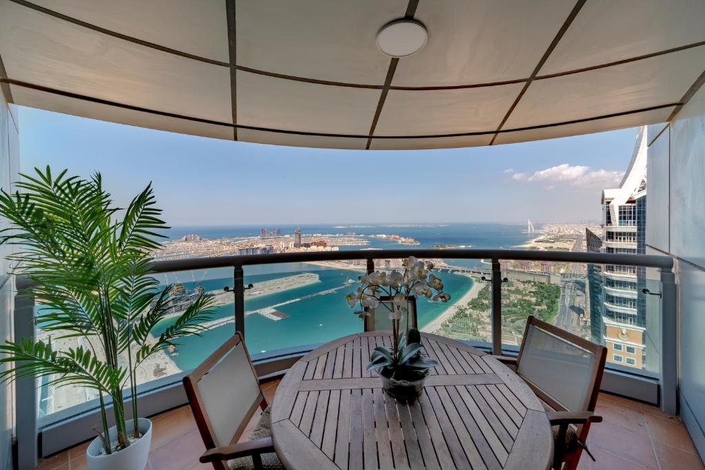 uma sala de jantar com uma mesa e vista para o oceano em Princess Tower highest world Penthouse floor 86! no Dubai