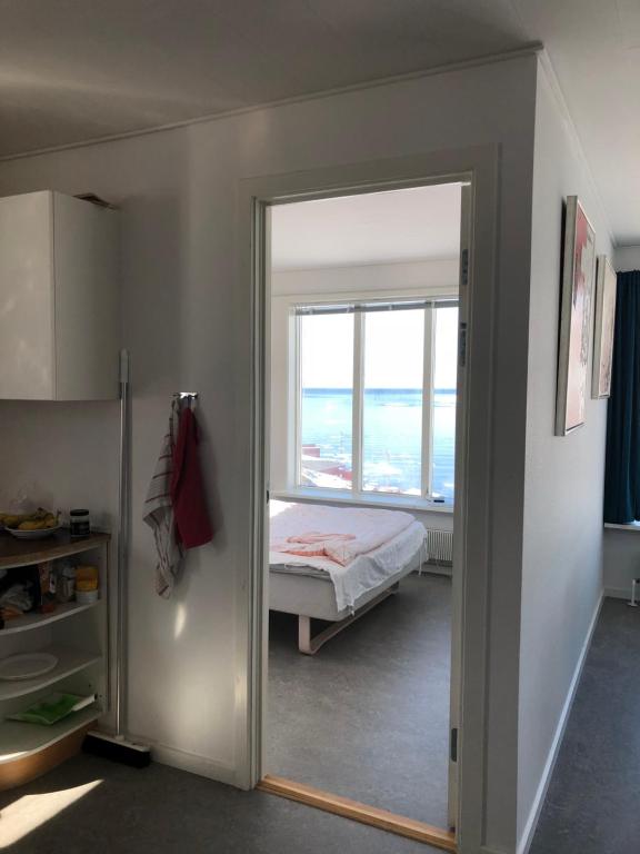 - une chambre avec un lit et une fenêtre dans l'établissement isi4u hostel, dogsled, snowmobiling, à Sisimiut