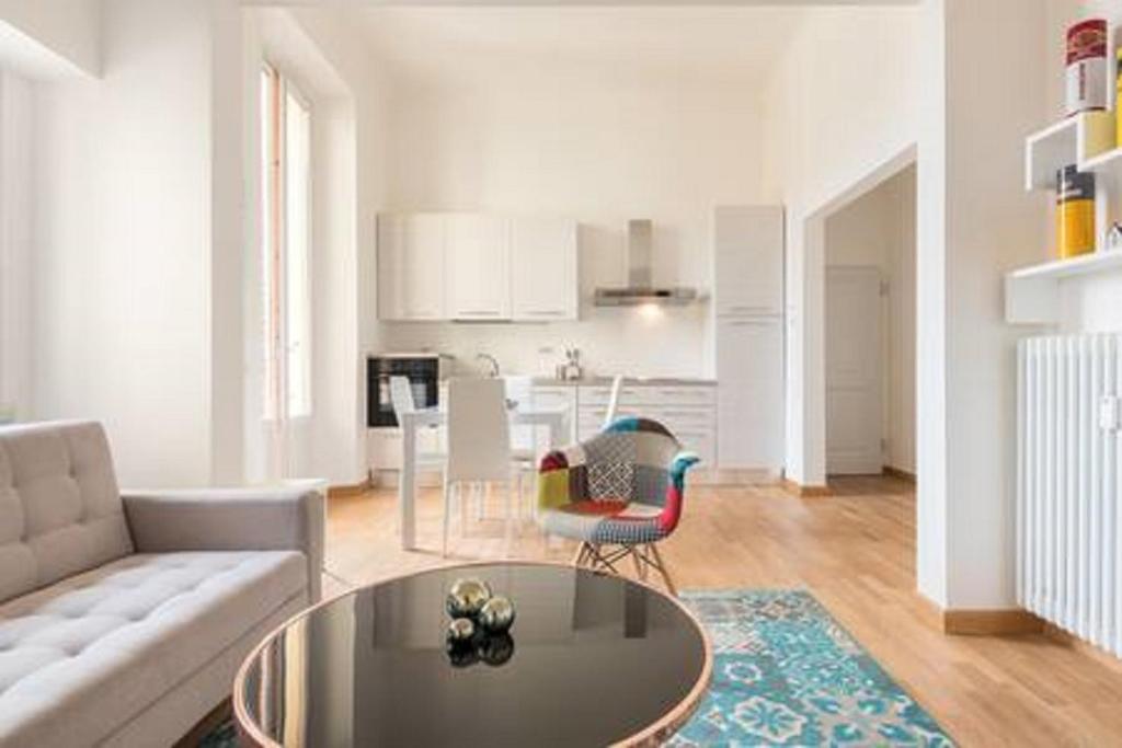 - un salon avec un canapé et une table dans l'établissement Flawless Duomo Apartment, à Florence