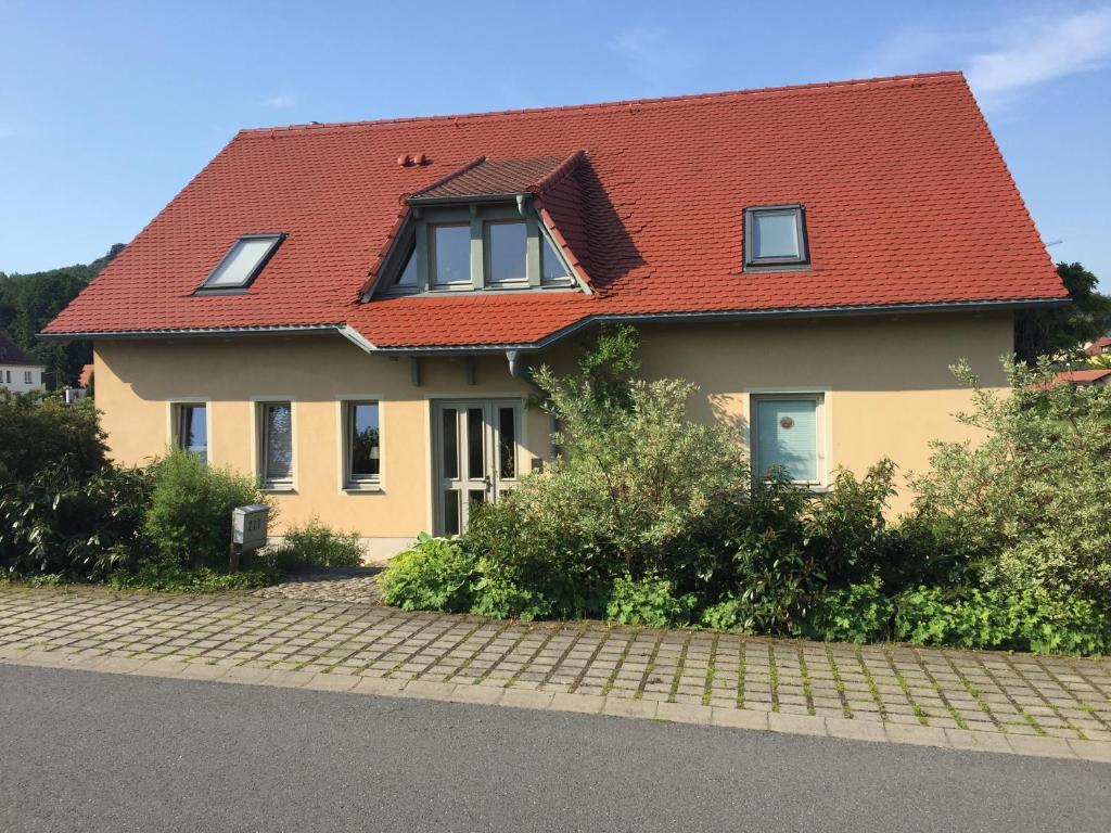 戈里施水療的住宿－Ferienwohnung Trede，街上有红色屋顶的房子