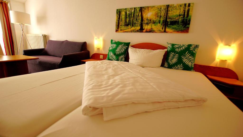 Postel nebo postele na pokoji v ubytování gut-Hotel Tannenhof