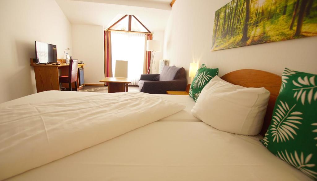 Postel nebo postele na pokoji v ubytování gut-Hotel Tannenhof