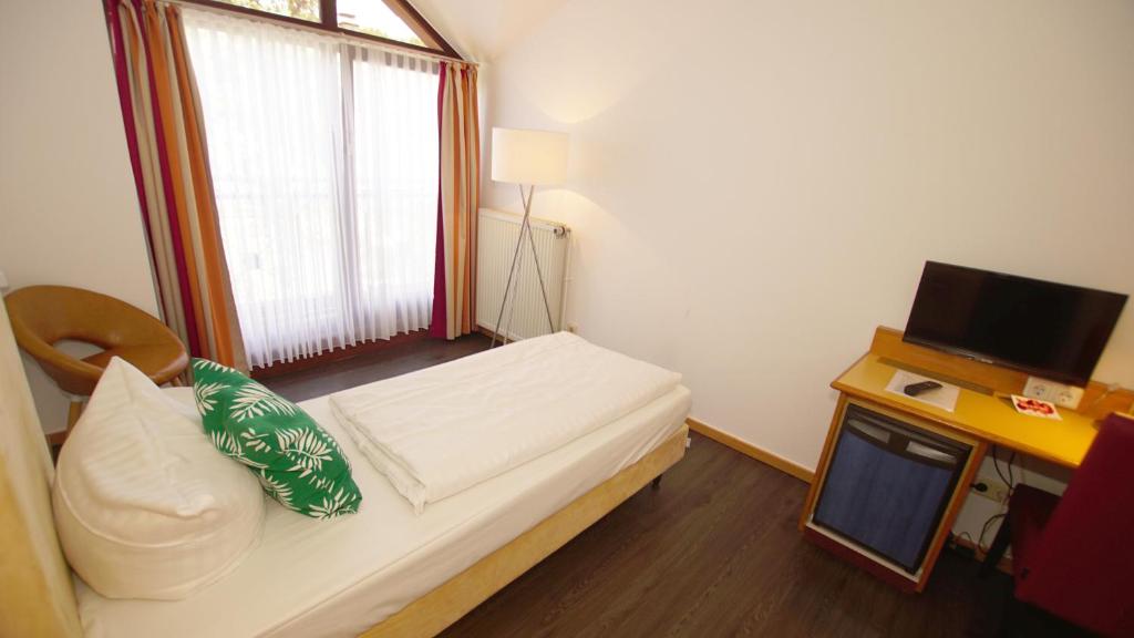 Postel nebo postele na pokoji v ubytování gut-Hotel Tannenhof