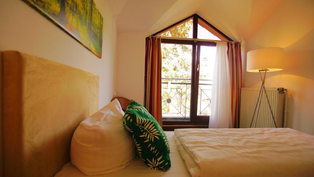 Postel nebo postele na pokoji v ubytování gut-Hotel Tannenhof