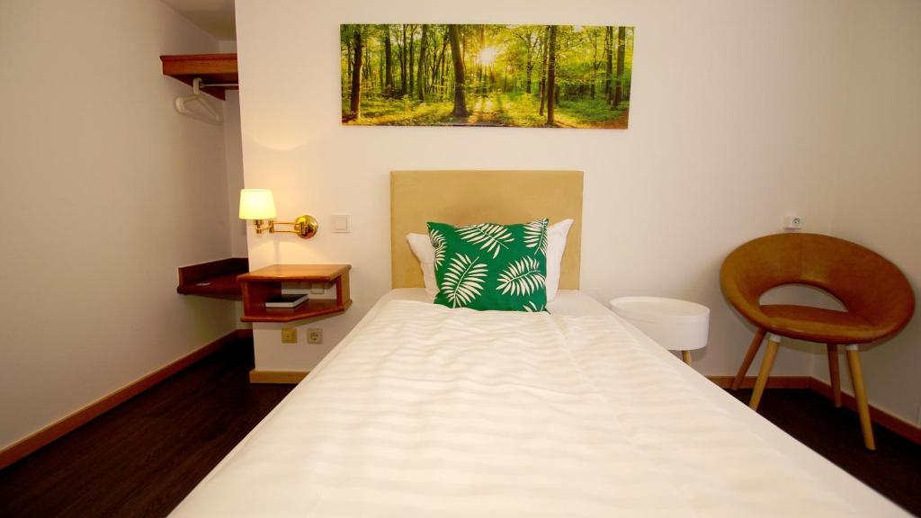 Postel nebo postele na pokoji v ubytování gut-Hotel Tannenhof