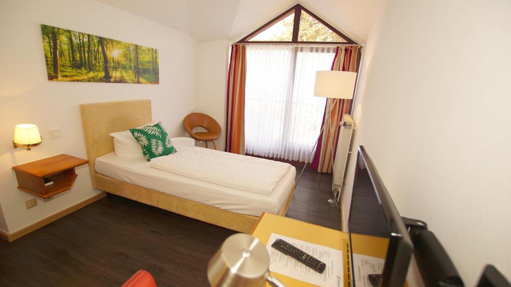 Postel nebo postele na pokoji v ubytování gut-Hotel Tannenhof
