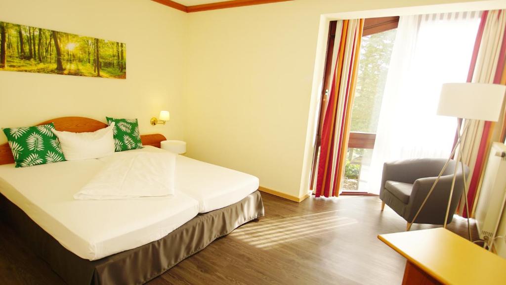 Postel nebo postele na pokoji v ubytování gut-Hotel Tannenhof