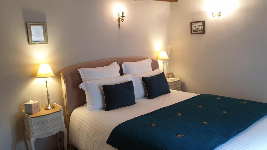 Cama ou camas em um quarto em Domaine de Bourgville